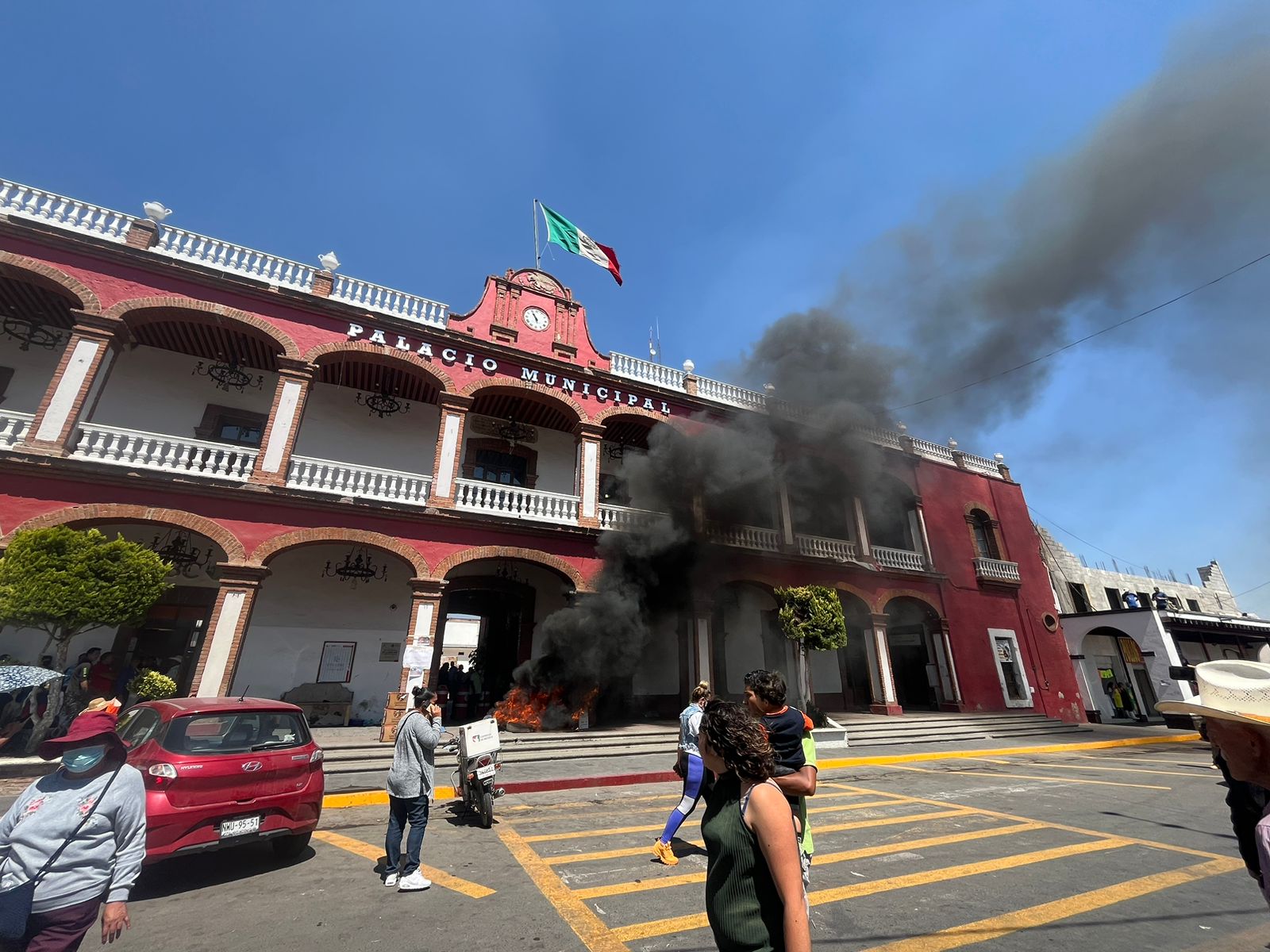 Pobladores locales tomaron la presidencia municipal de Otumba y vandalizan instalaciones, en protesta por la falta de apoyo del alcalde.