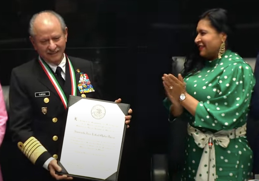 El Senado de la República otorgó la Medalla de Honor “Armada de México” al almirante José Rafael Ojeda Durán.