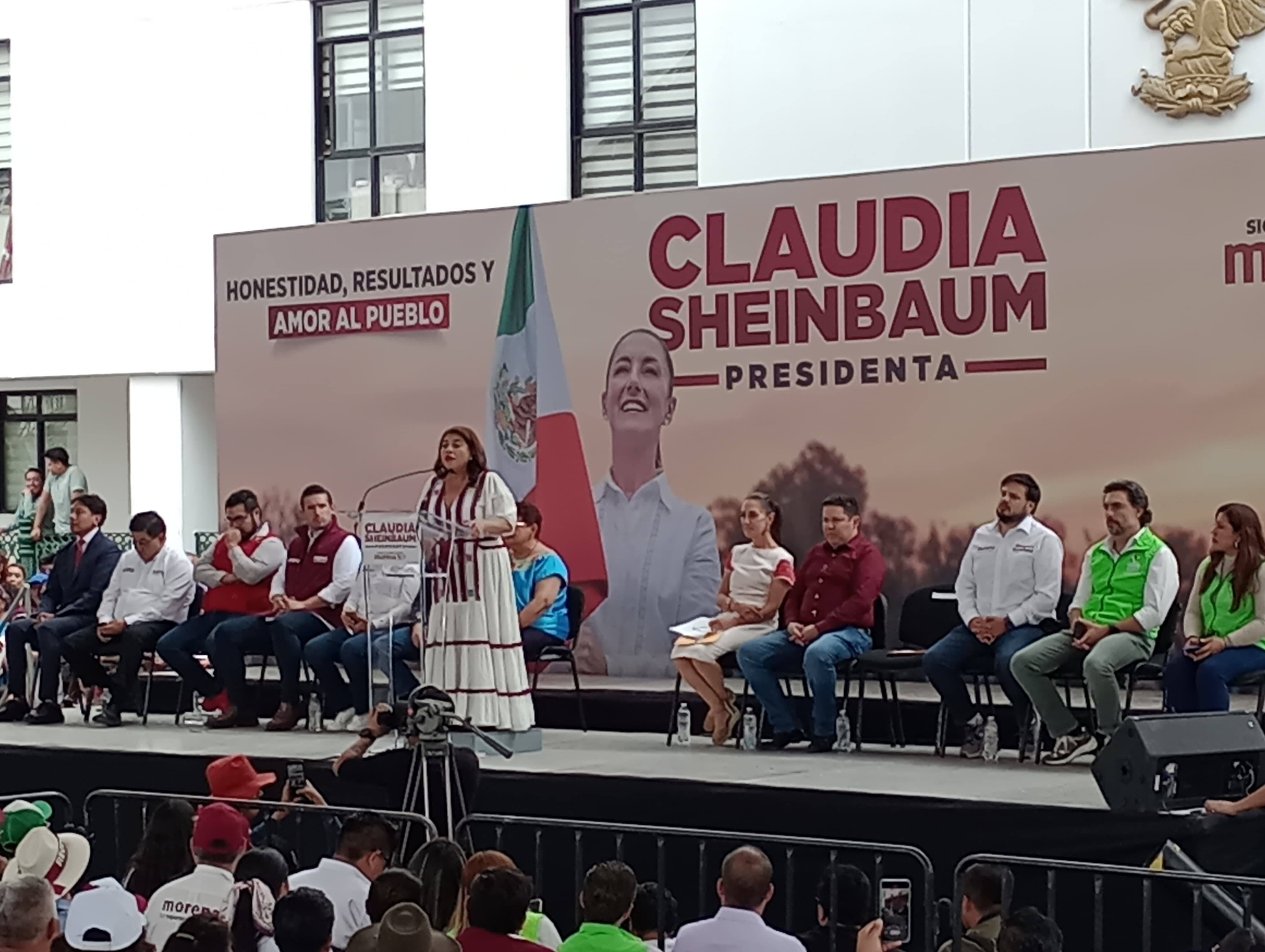 Explanada de la Alcaldía Milpa Alta, Clara Brugada junto a Claudia Sheinbaum.