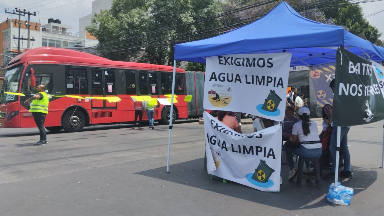 Vecinos de la alcaldía Benito Juárez informaron que mantendrán el bloqueo sobre Insurgentes Sur por lo del agua contaminada