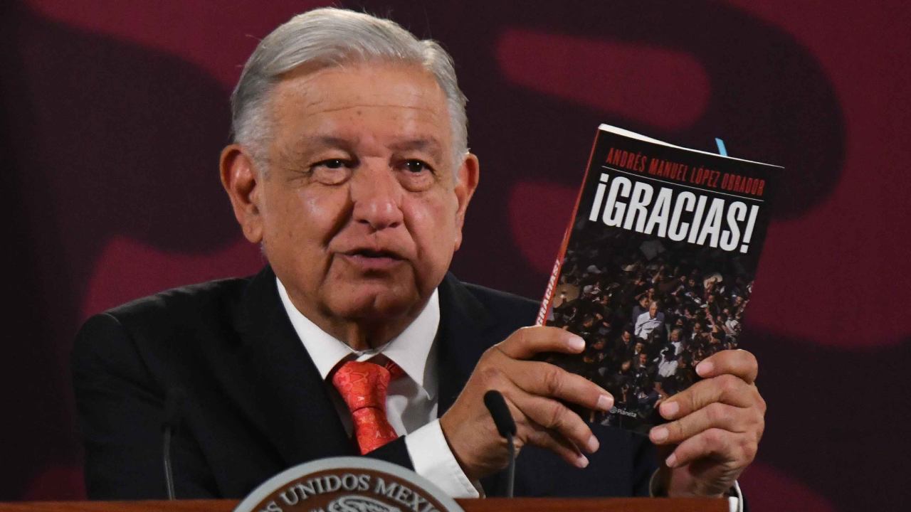 "El Tribunal Electoral no prohibió el último libro titulado '¡Gracias!'. Perdió la censura; ganó la libertad", dijo AMLO