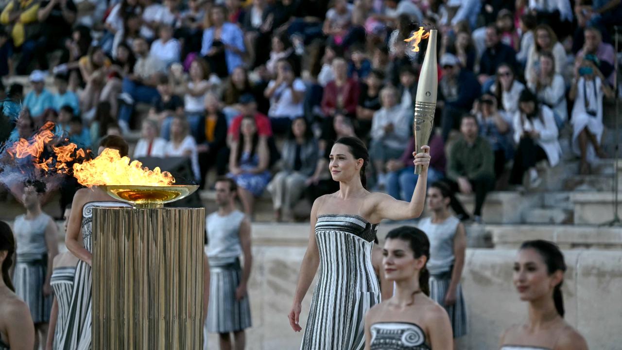 La antorcha de los Juegos Olímpicos ya comenzó su camino a París, luego de que fue entregada este viernes a los organizadores franceses