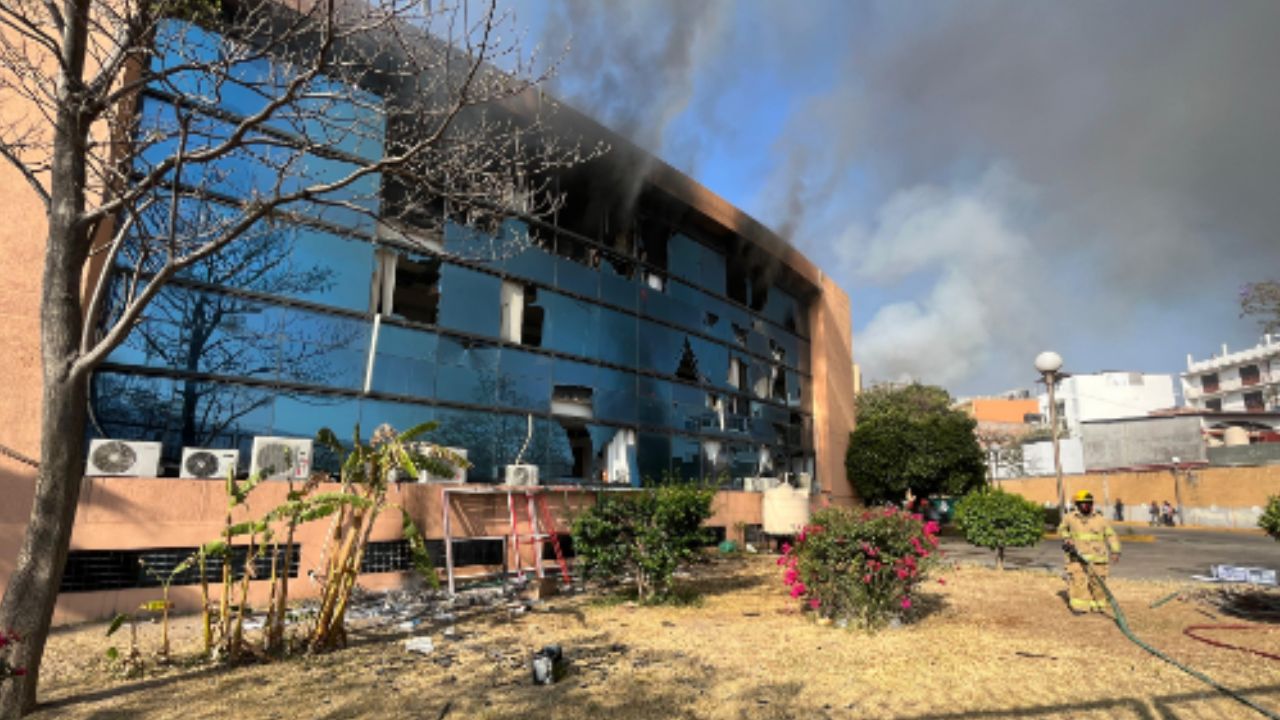 Foto:Quadratin|Queman normalistas de Ayotzinapa Palacio de Gobierno en Chilpancingo