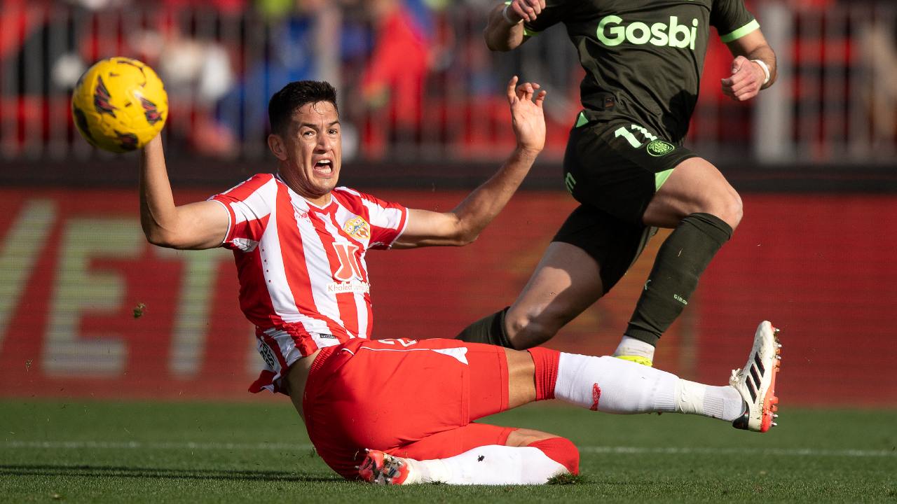 Un jugador mexicano más terminara una temporada para el olvido. Este sábado César Montes y el Almería perdieron la categoría de LaLiga.