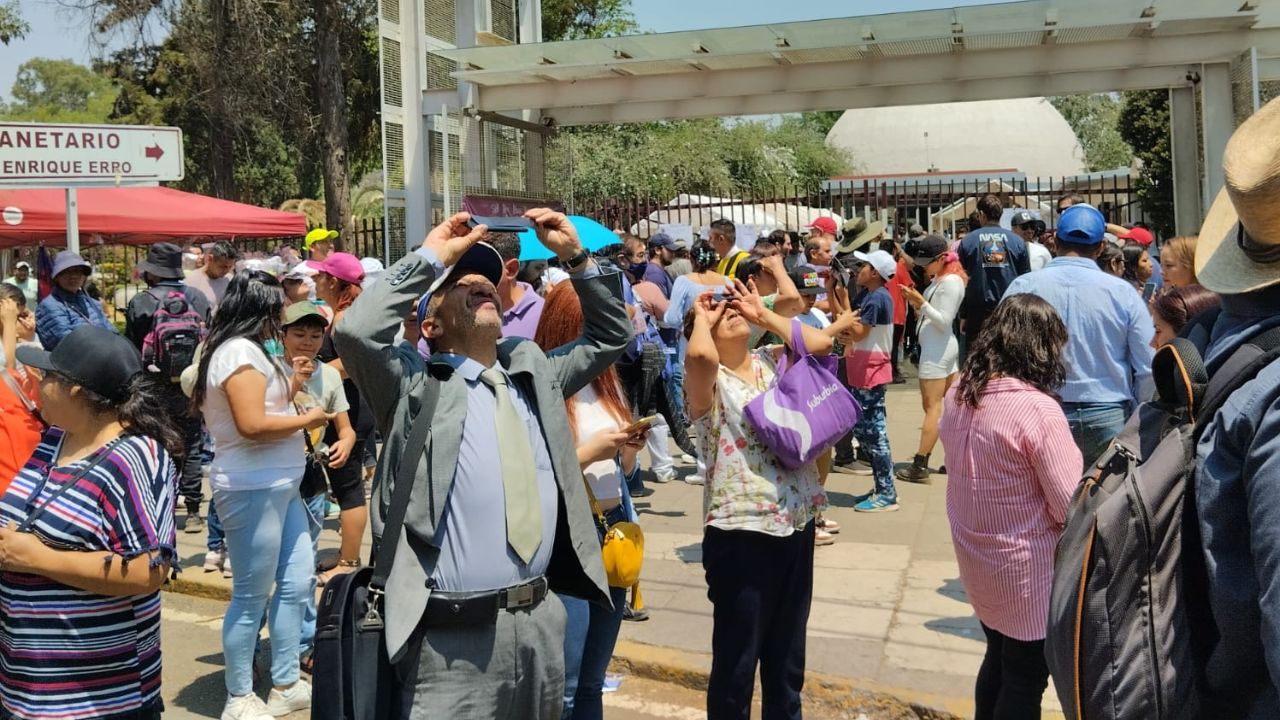 Foto:Marco Claro|Eclipse solar paraliza al norte de la capital