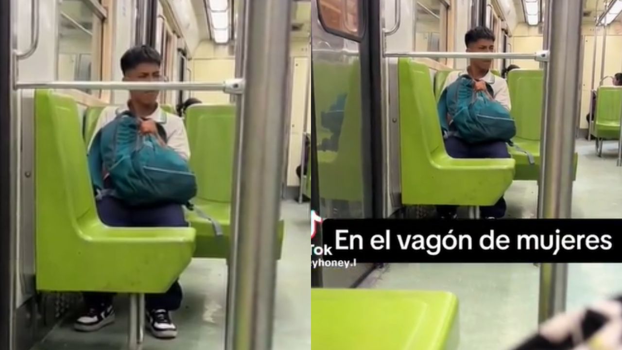 El joven lleva una mochila color azul encima de sus piernas, para cubrirse mientras se toca