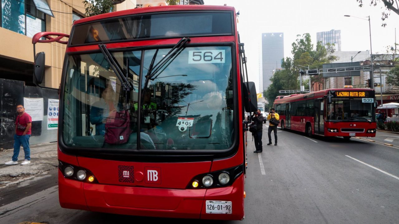 Metrobús atropella a persona en el Centro Histórico