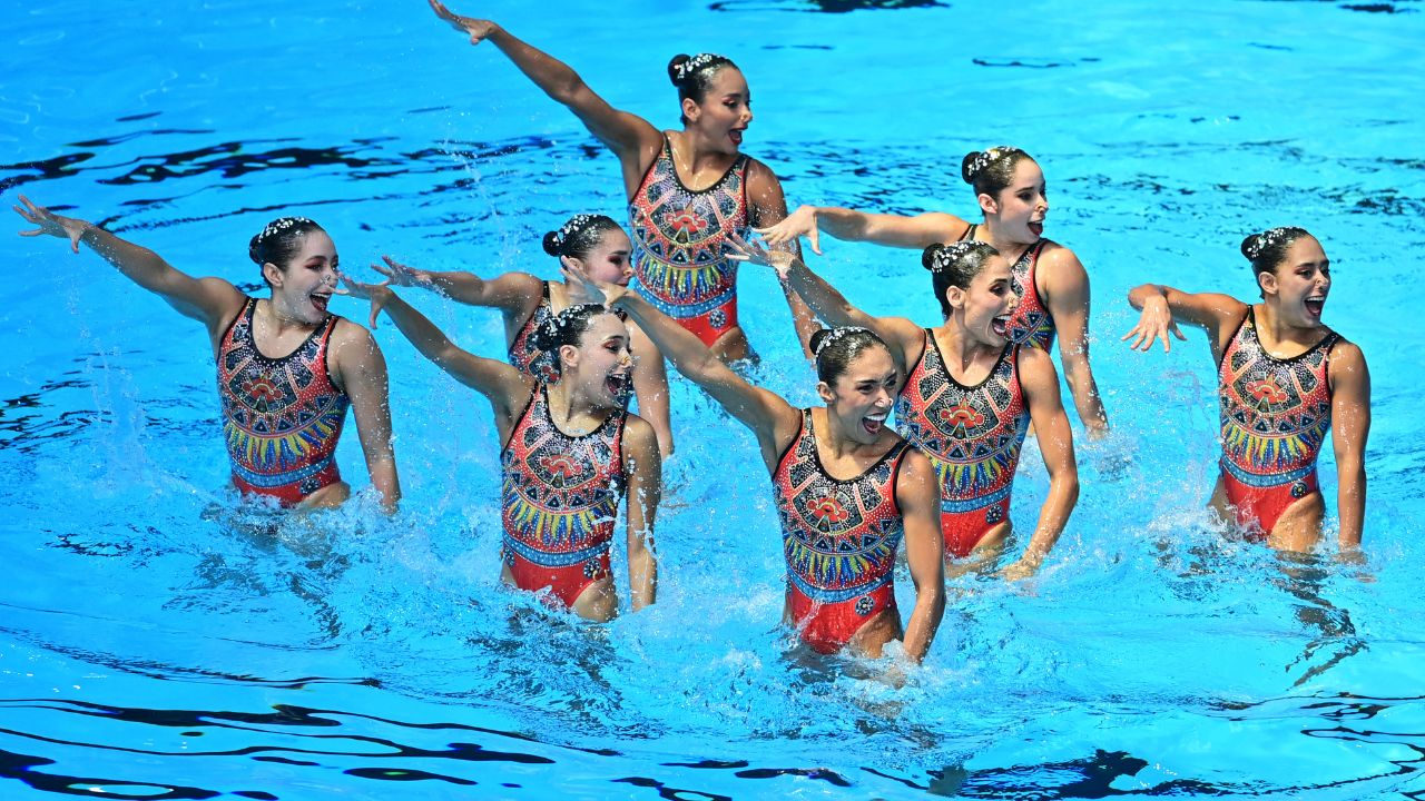 Foto:AFP|Equipo mexicano de Natación Artística vende toalla conmemorativa para París 2024