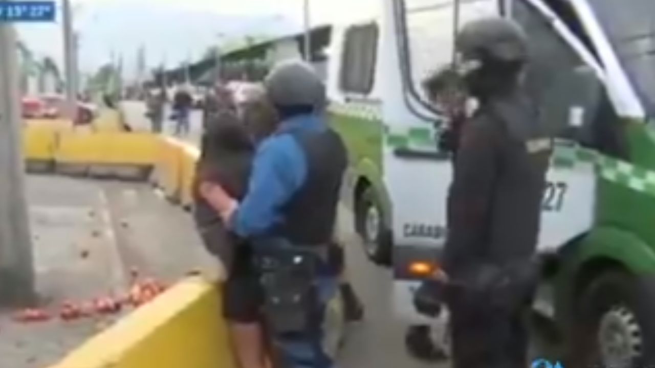 Foto: Captura de pantalla|VIDEO: Mujer desarma a policía y deja a 3 lesionados tras balacera