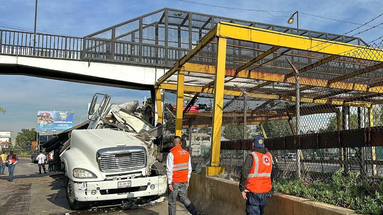 Debido a los daños por la volcadura de un tráiler que afectó el servicio de la Línea 5, el puente peatonal del lugar será reconstruido.