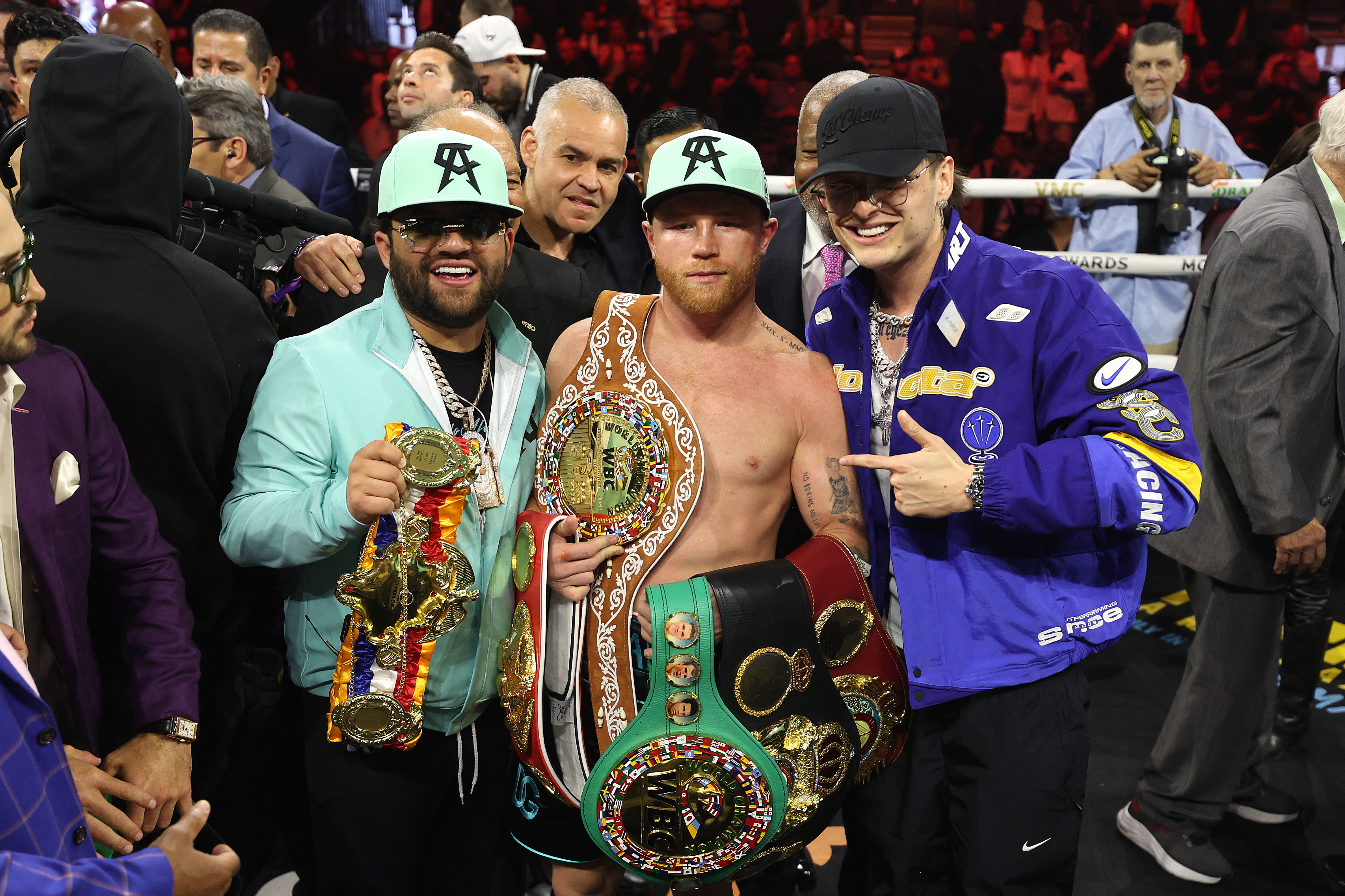 Foto: AFP / Canelo Álvarez posa para una fotografía tras retener su título con victoria por decisión unánime.