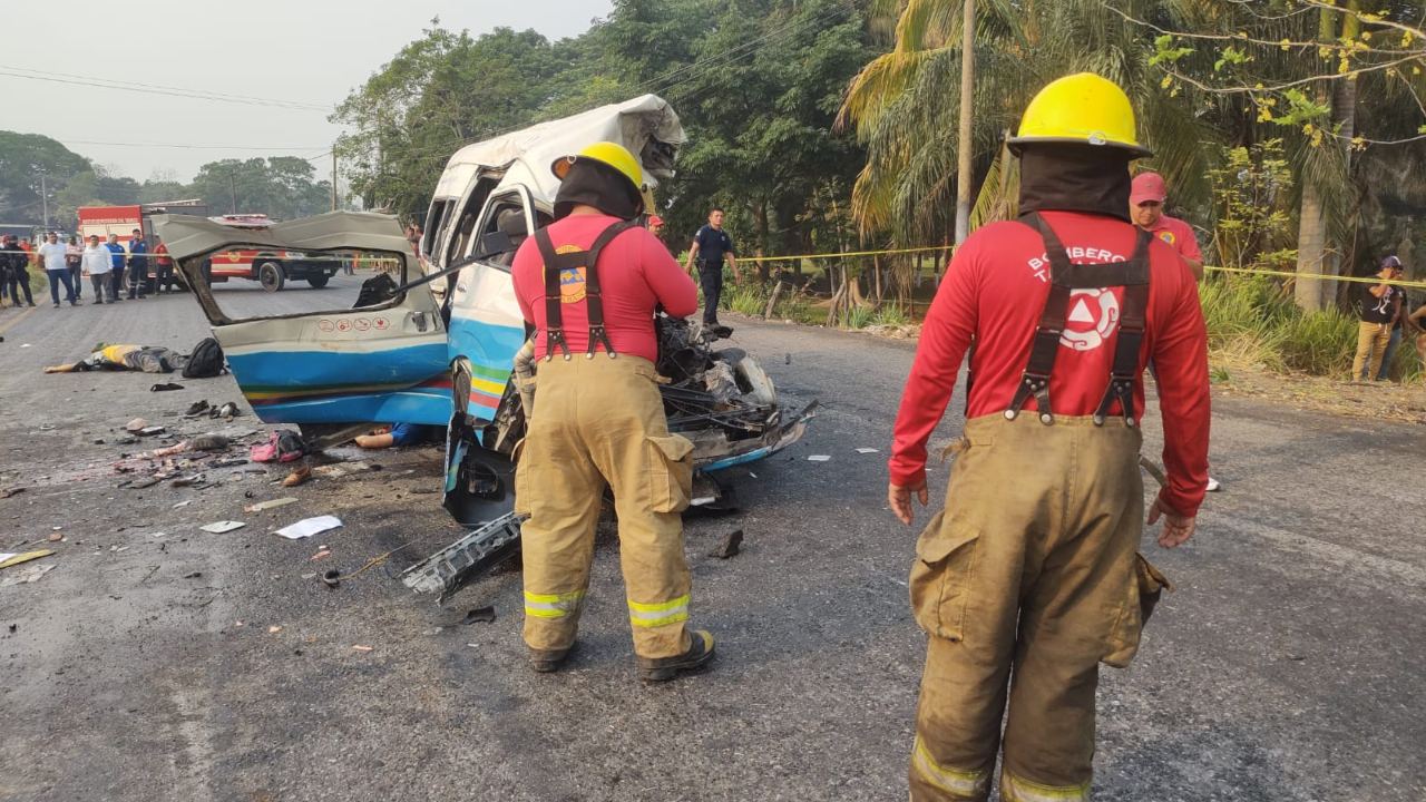 Al menos 12 personas murieron y 6 más quedaron heridas tras un fuerte choque en la carretera Cunduacán-Comalcalco, en Tabasco