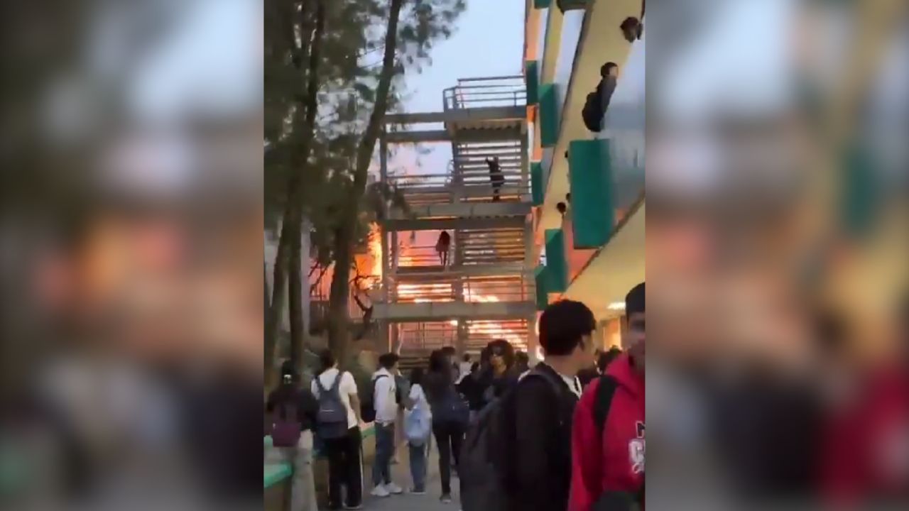 Se incendia pasto seco cercano al Colegio de Bachilleres 15