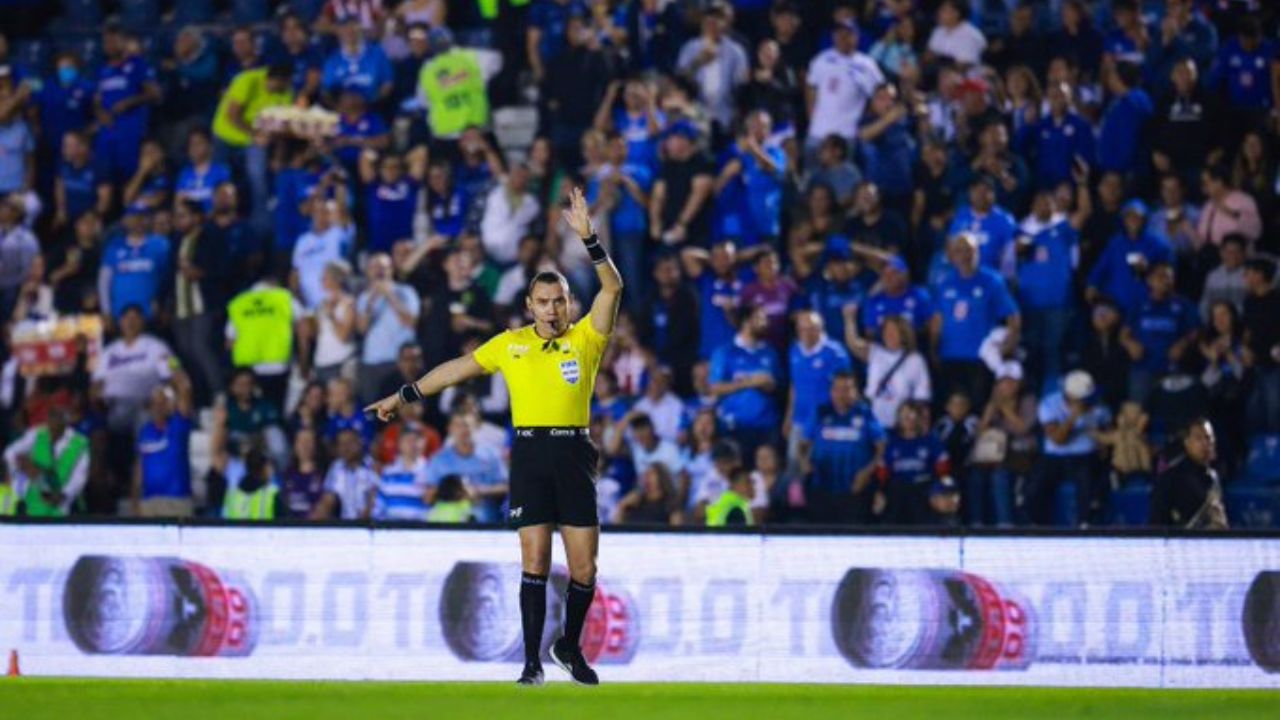 Lanzan amenazas de muerte al padre de el árbitro de la vuelta entre Cruz Azul y América; acusan a presuntos porrista celestes