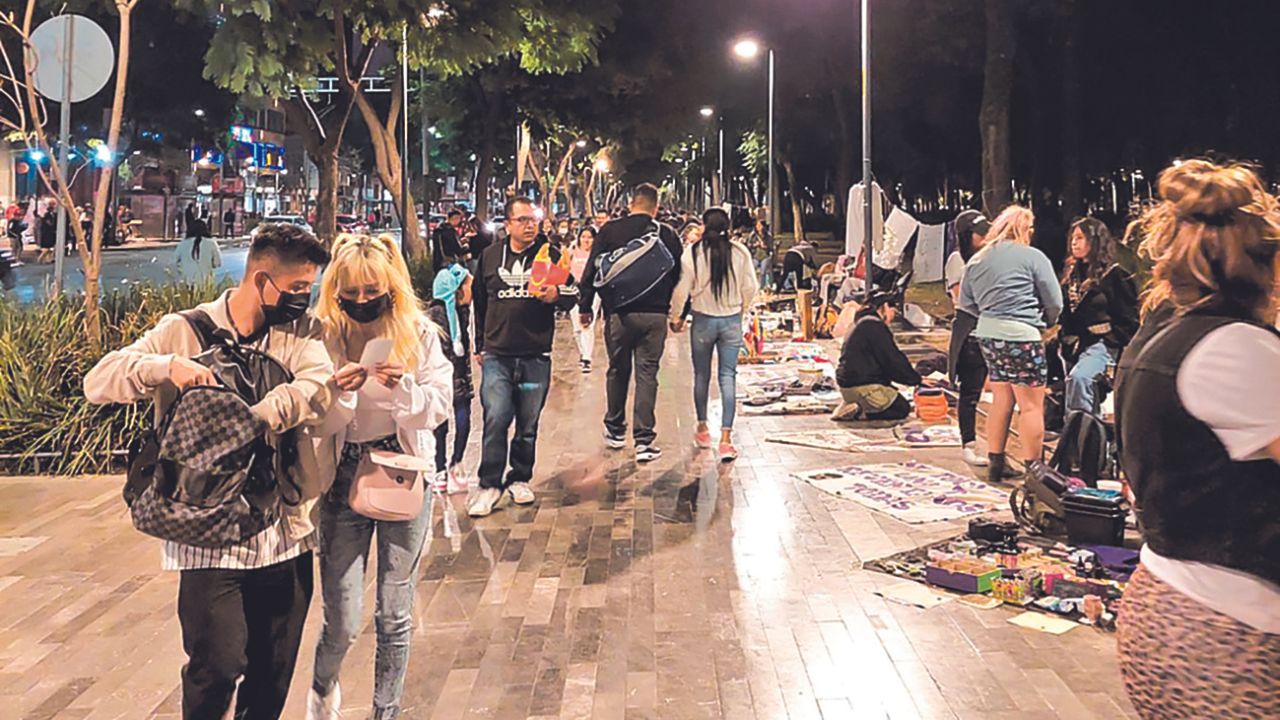 Horarios. Maribel, una de las comerciantes, informó que diariamente se colocan para ofrecer sus objetos frente al Palacio de Bellas Artes.