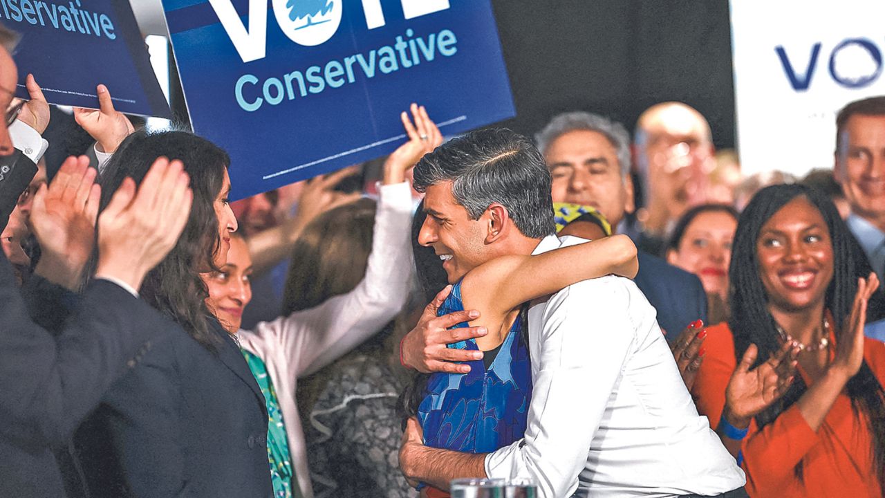 ANUNCIO. Rishi Sunak abraza a su esposa Akshata Murty, tras anunciar las elecciones legislativas.