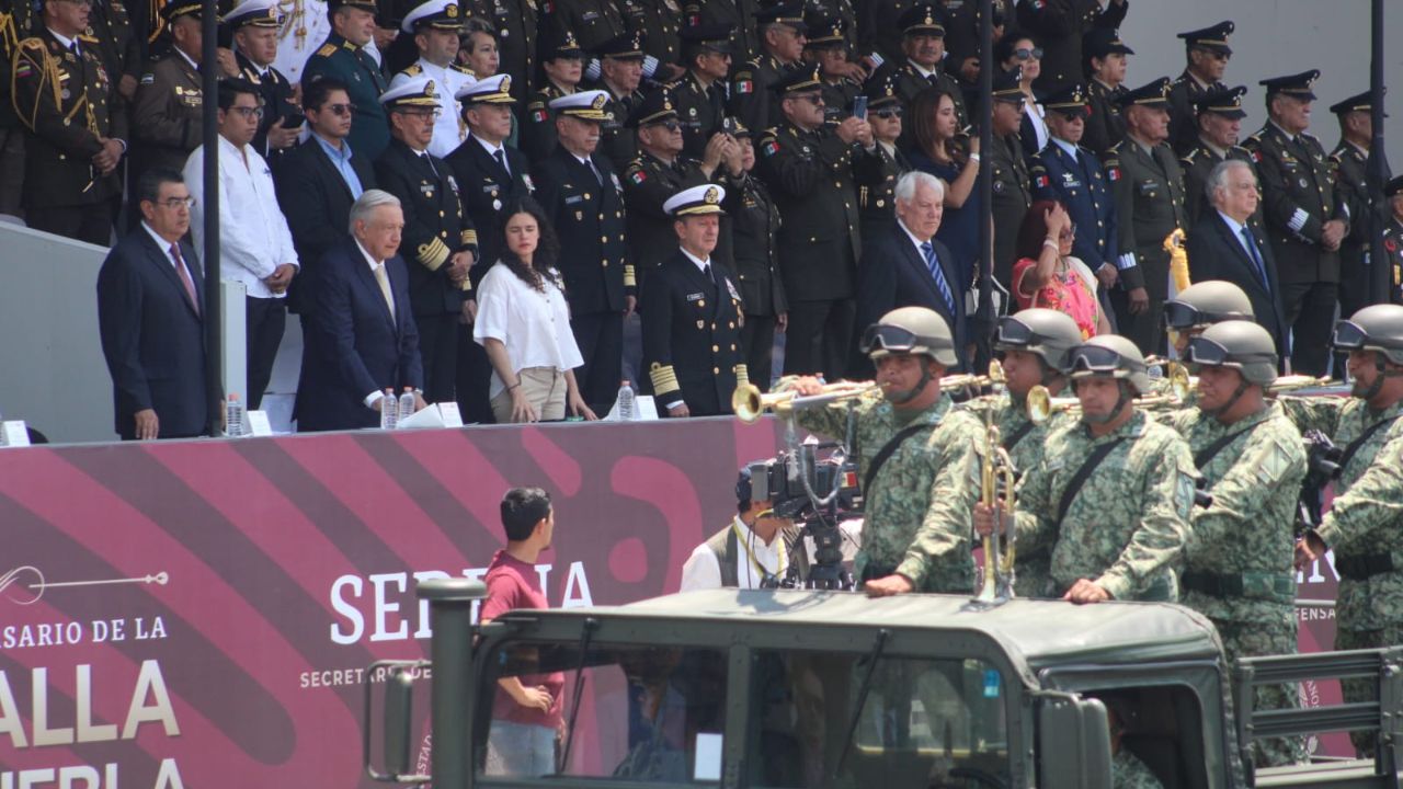 Desfile . El Presidente encabezó el 162 Aniversario de la Batalla de Puebla.