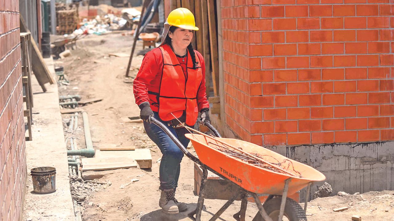 Preparación. Ana Santiago sabe los secretos de la construcción desde revisar el material, hacer un colado, amarres de fierro y prefabricados.