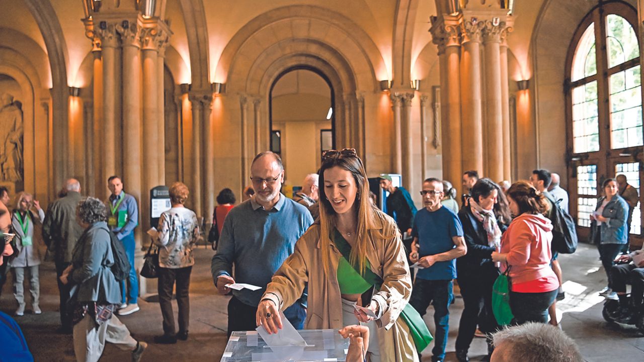 PARTICIPACIÓN. Una votante asistió a la Universidad de Barcelona, durante la elección regional.