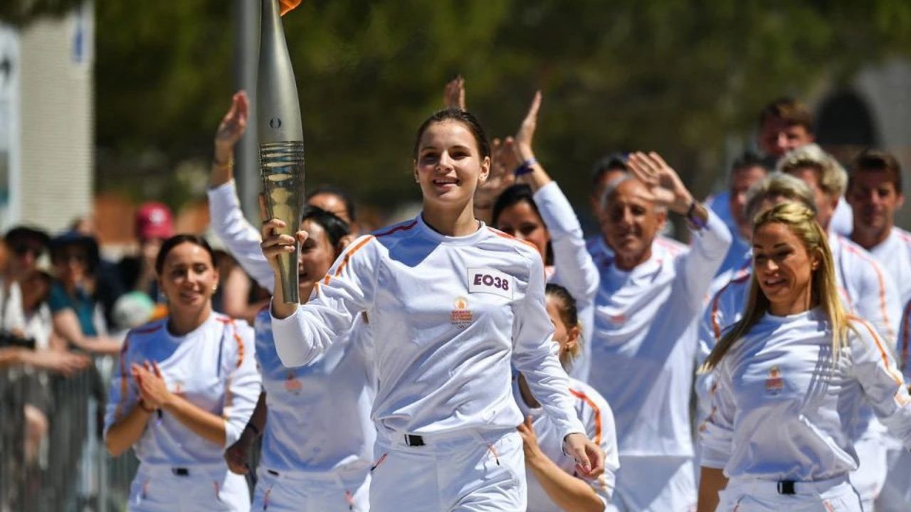 Como una muestra de solidaridad con el pueblo de Ucrania, la gimnasta Maria Vysochanska portó la llama olímpica durante el primer día de relevos en territorio francés