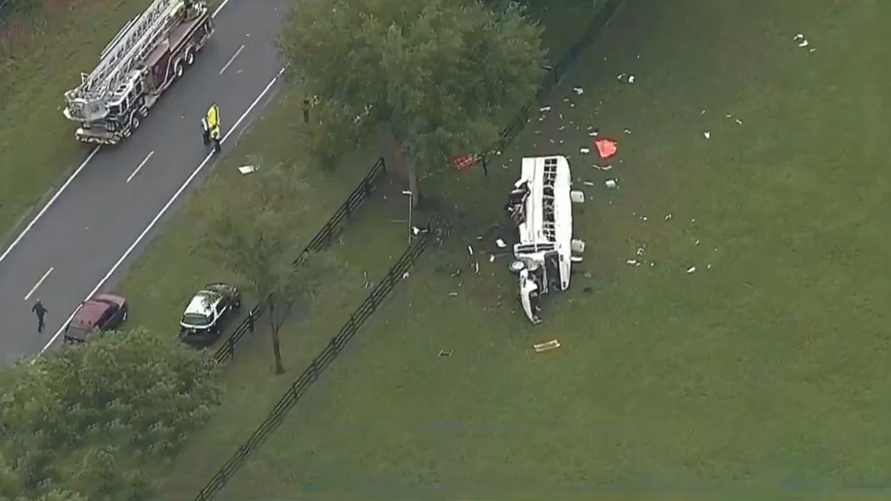 ACCIDENTE. El camión, con 53 trabajadores inmigrantes agrícolas a bordo, se salió de la carretera, impactó contra una valla y volcó alrededor de las 6:35 horas de ayer, en Rainbow Springs Boulevard, Ocala.