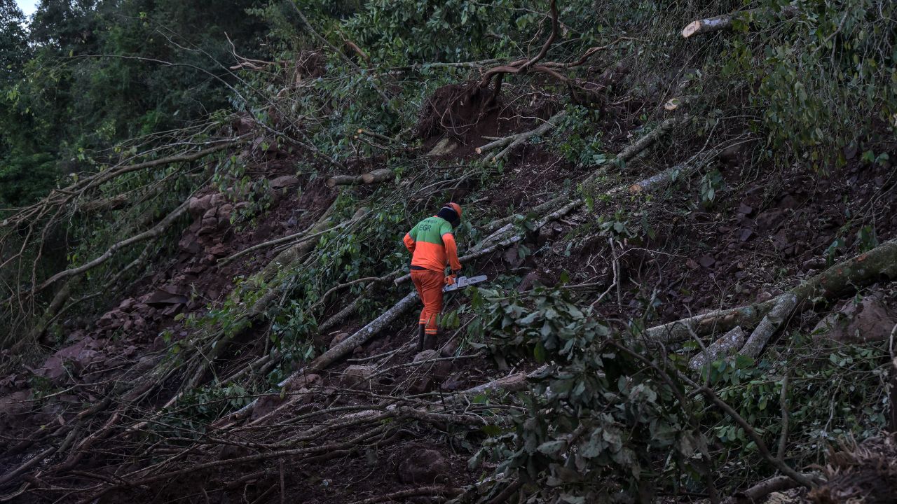 El gobierno uruguayo declaró emergencia agropecuaria por exceso hídrico en dos departamentos limítrofes con Brasil, en tanto más de 2 mil 800 personas siguen desplazadas de sus hogares