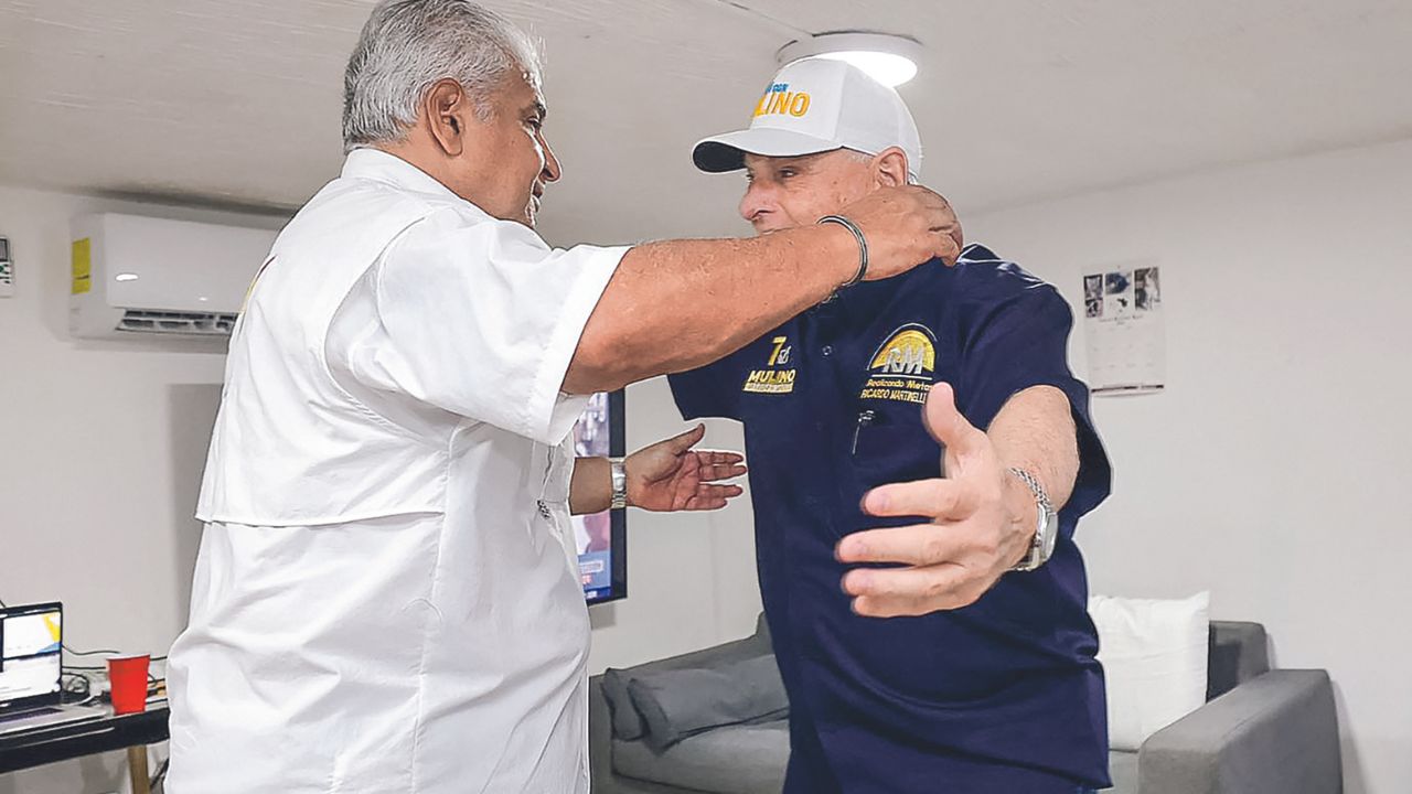 ASILO. José Raúl Mulino visitó ayer, después de votar en las elecciones presidenciales de Panamá, al expresidente Ricardo Martinelli en la embajada de Nicaragua, donde se encuentra desde febrero para evitar la prisión.