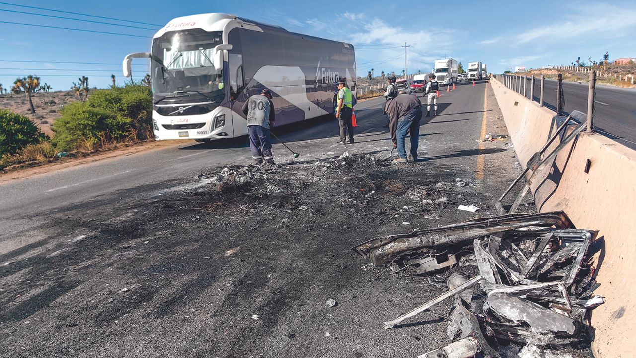 INSEGURIDAD. Ayer se reportaron nuevos bloqueos y quema de unidades; la Fiscalía informó que ya fueron identificados cinco de los cuerpos aandonados en Fresnillo.