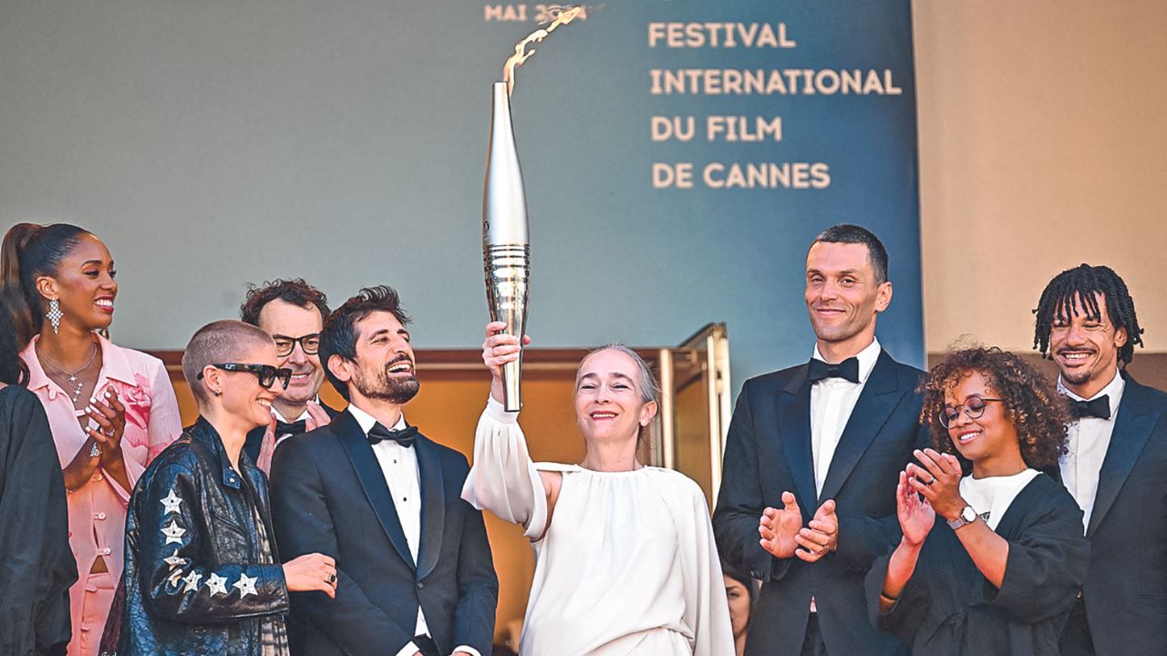 La alfombra roja del Festival de Cannes acogió ayer la llama de los Juegos Olímpicos, a menos de 100 días del inicio de la justa deportiva