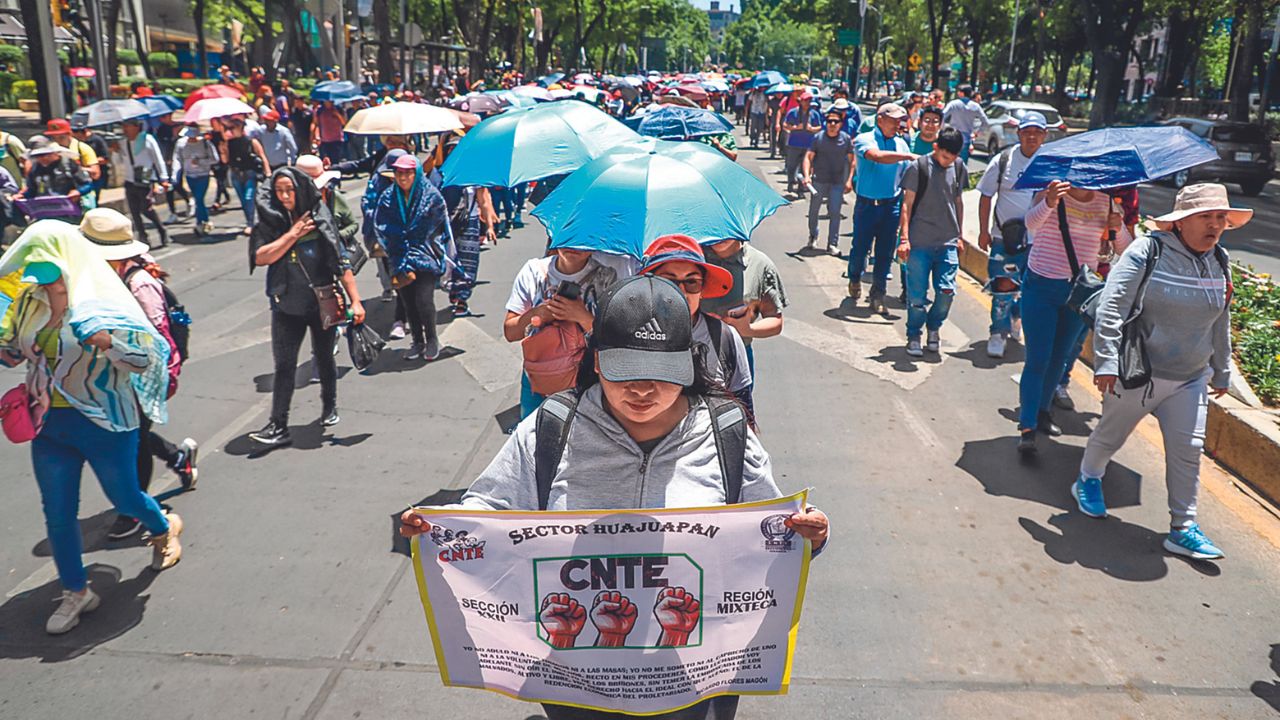 Desorden. Por más de siete horas profesores de las secciones IX y XXII causaron caos y dejaron varados a miles de automovilistas y transportes públicos