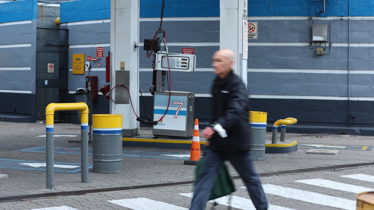 Argentina ordenó la interrupción temporal de la provisión de gas a las industrias y al expendio de gas natural comprimido