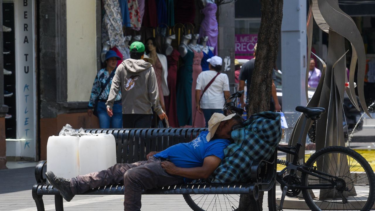 Calorón. Ciudadanos buscan mitigar las altas temperaturas.