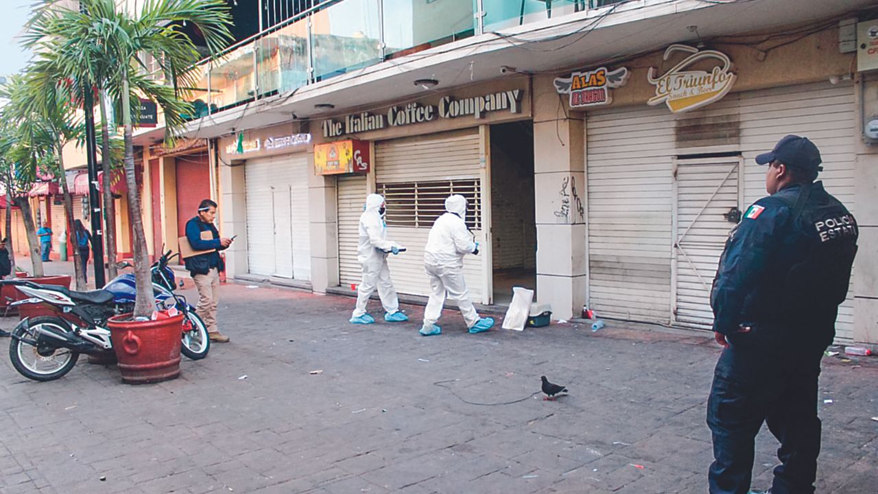 Dos hombres y una mujer fueron asesinados a balazos en el bar Tropical Drinks y otros dos resultaron heridos, en el andador Zapata, en el Centro de Chilpancingo, Guerrero