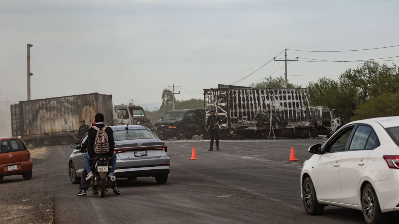 VIOLENCIA. Los camiones usados para bloquear las carreteras aún estaban la mañana de este lunes.