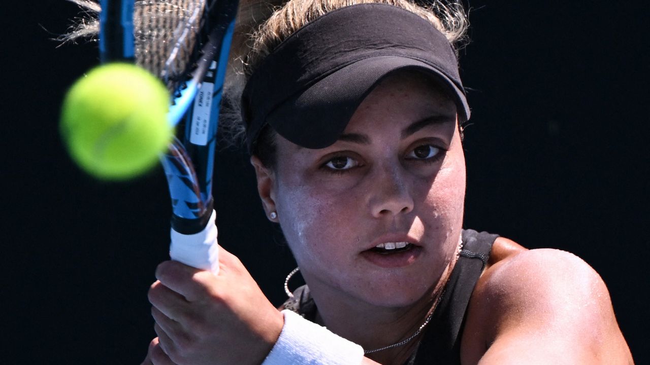 Visiblemente afectada por el partido cancelado desde el miércoles anterior, en el que había dado muestra de un tenis más preciso e intenso, la mexicana Renata Zarazúa cayó eliminada