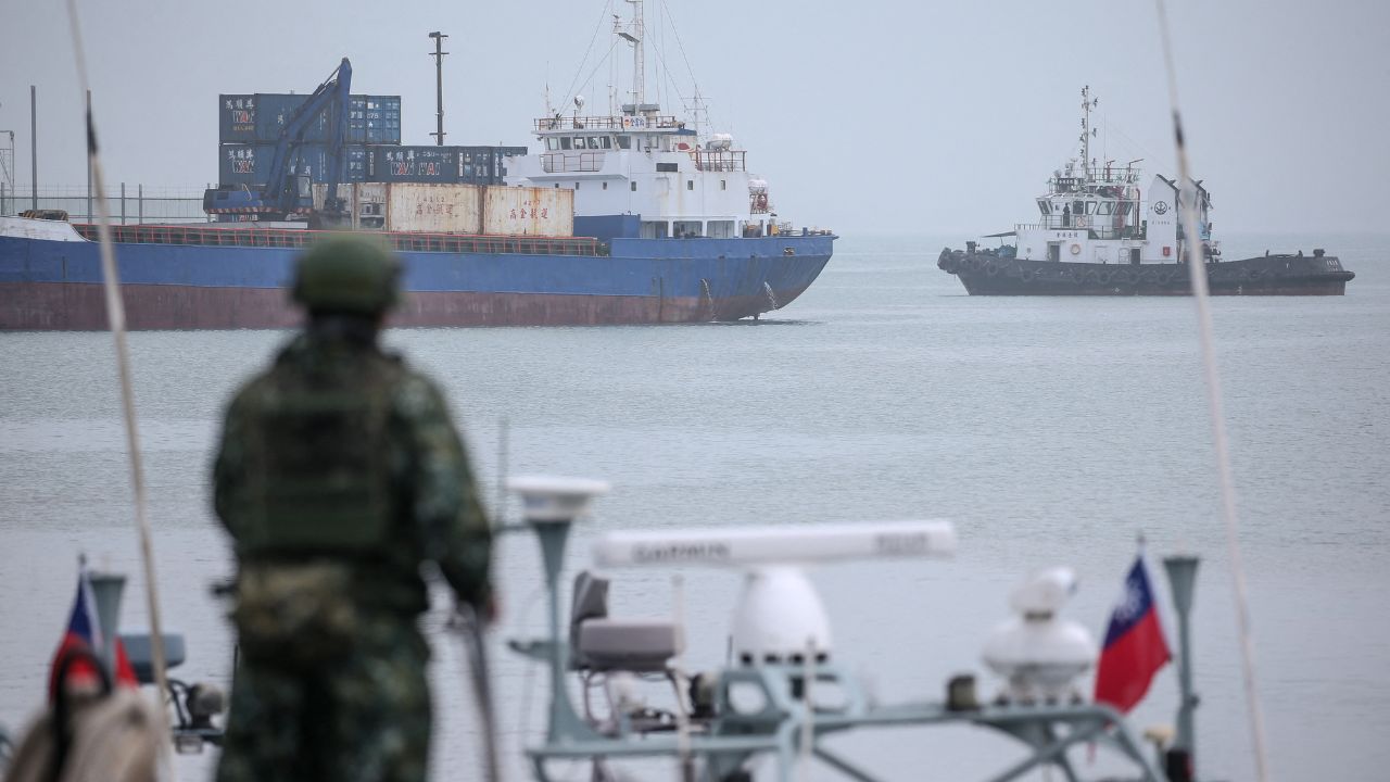 Expectante. Un miembro del ejército taiwanés participa en ejercicios de rutina, a lo lejos buques y aviones chinos realizan maniobras militares.