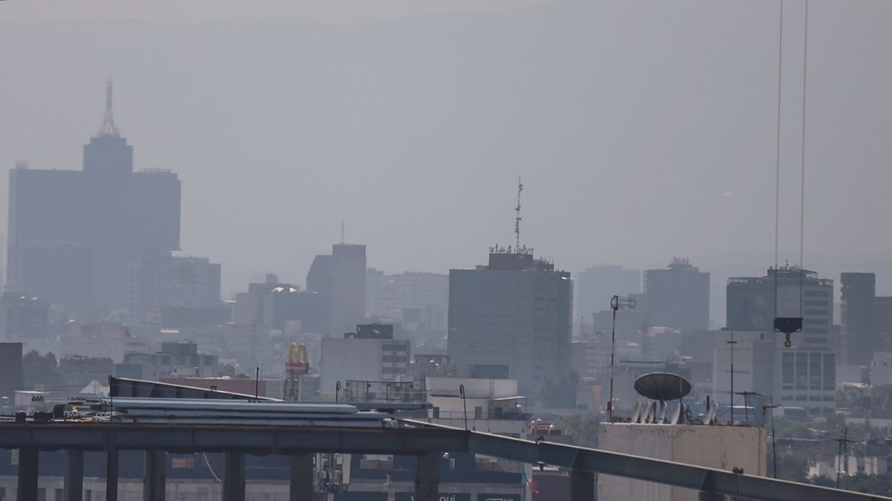 Medida. Debido a la mala calidad del aire, la Comisión Ambiental de la Megalópolis activó las restricciones como el Hoy No Circula.