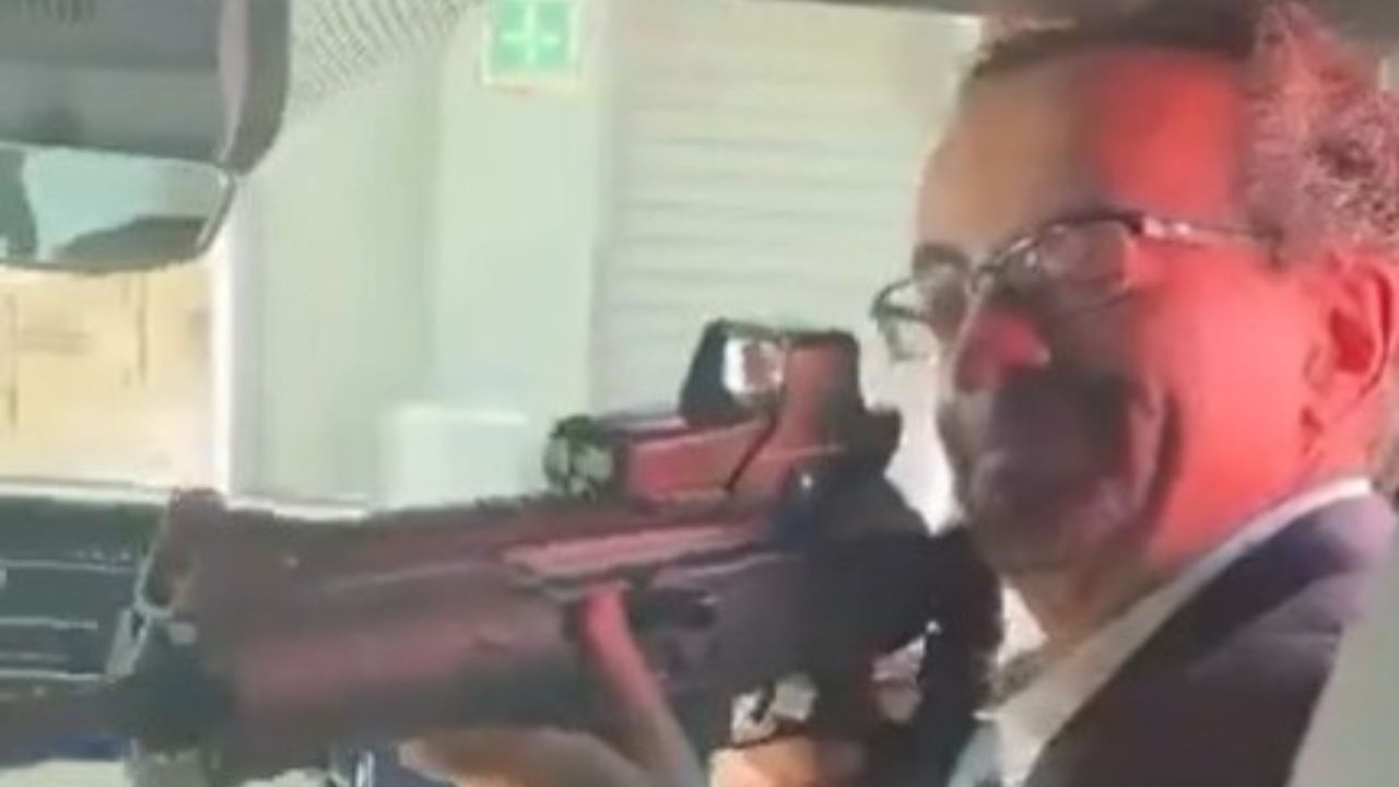 Trascendió la noticia del cese del embajador británico en México luego de que se viralizara un video donde se le ve apuntando con un arma.