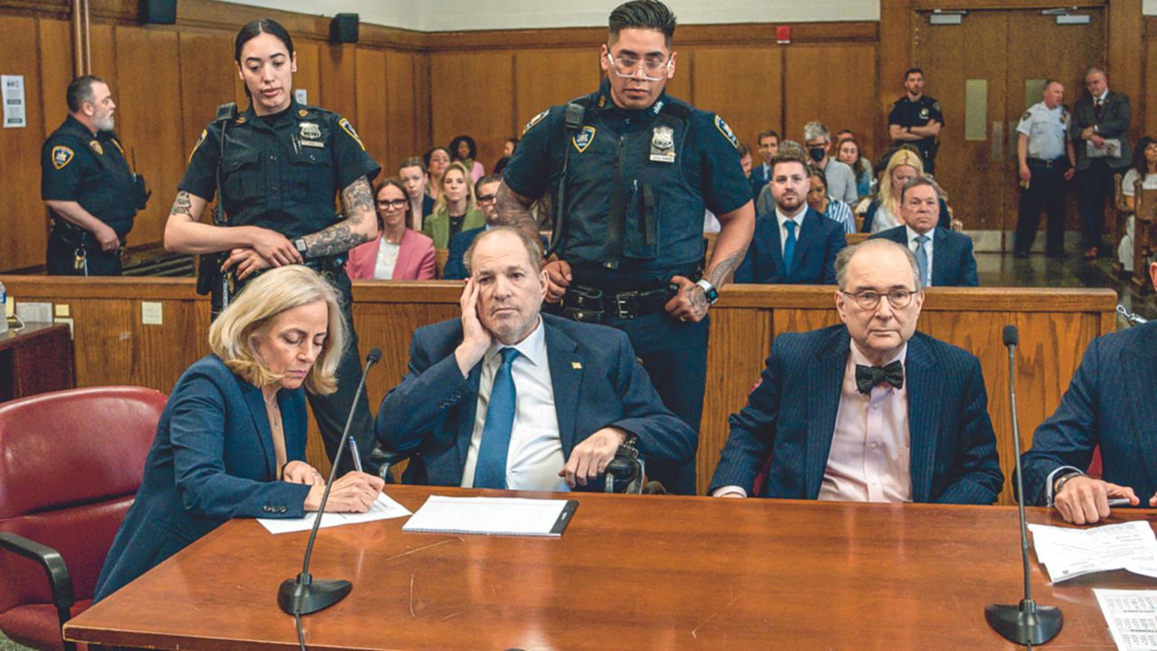 Un juez del Tribunal Supremo de Nueva York ordenó ayer un nuevo juicio al magnate del cine Harvey Weinstein, luego de que una corte de apelaciones revocara la semana pasada su anterior condena por violación y agresión sexual