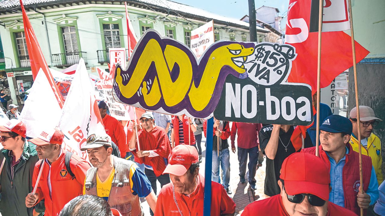 DÍA DEL TRABAJO. Sindicatos y movimientos sociales se manifestaron ayer contra el Gobierno del presidente ecuatoriano Daniel Noboa, en Quito.