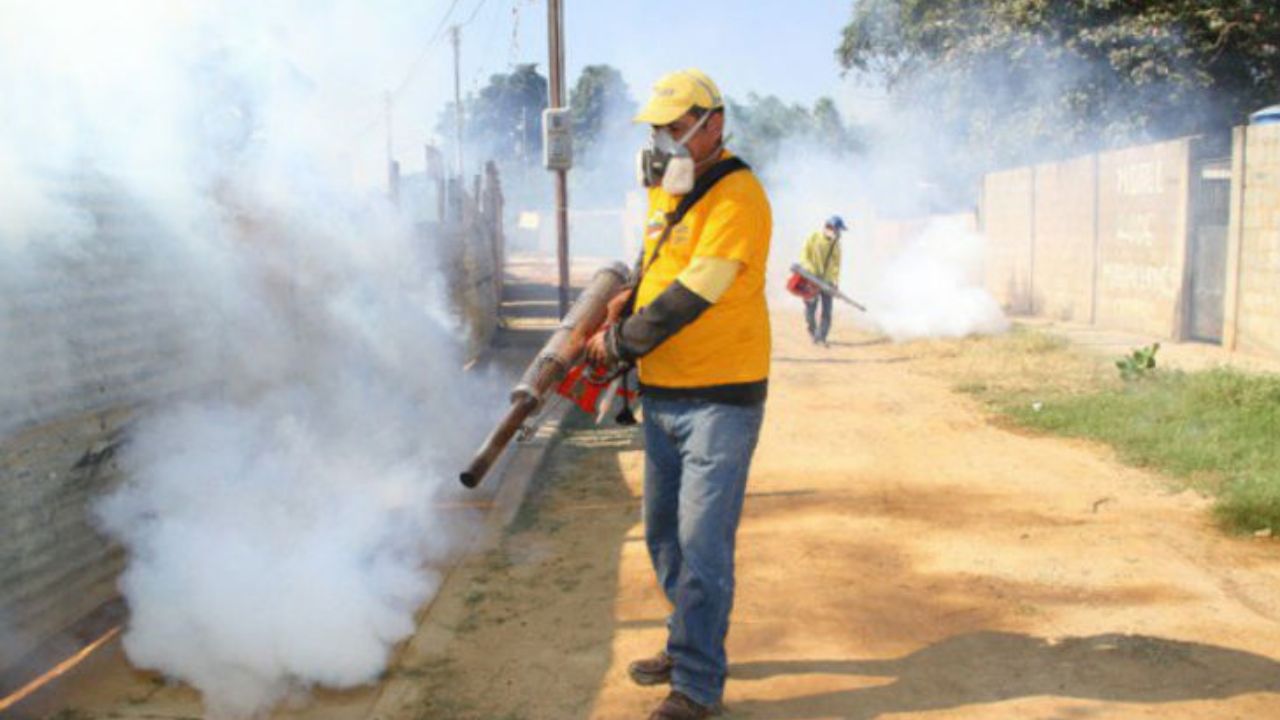 RECOMENDACIÓN. Las autoridades piden que no dejen trastes en donde se junte agua para evitar la reproducción de mosquitos.