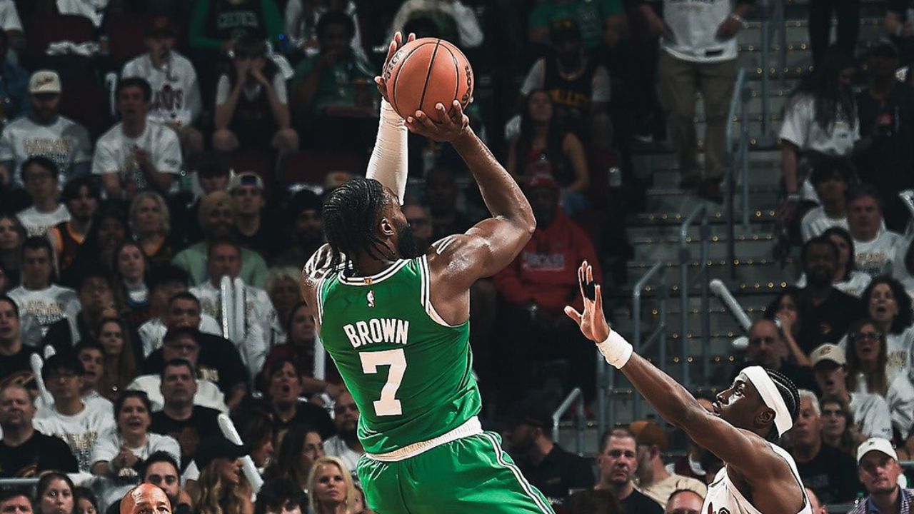 Impecables en su visita a Cleveland, los Celtics regresarán a Boston con la semifinal ante los Cavaliers 3-1 después de ganar el cuarto juego 102-109