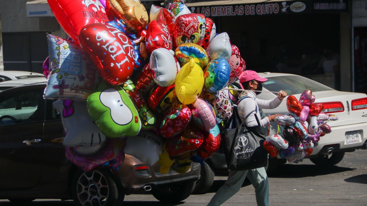 Edomex. Globos, tazas, flores y otros presentes, reciben los docentes.