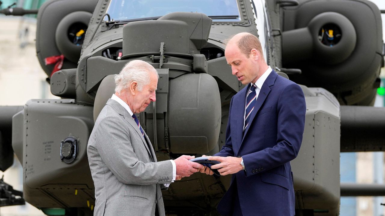 CEREMONIA. El rey entregó ayer oficialmente el cargo de coronel en jefe del Cuerpo Aéreo del Ejército en Inglaterra.