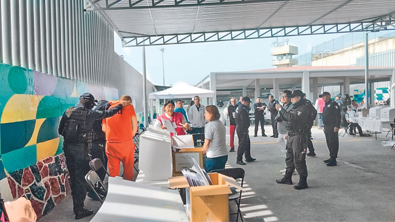 Medidas. Un reo de alta peligrosidad, aunque en prisión preventiva, ejerció su voto bajo la vigilancia de siete agentes. 