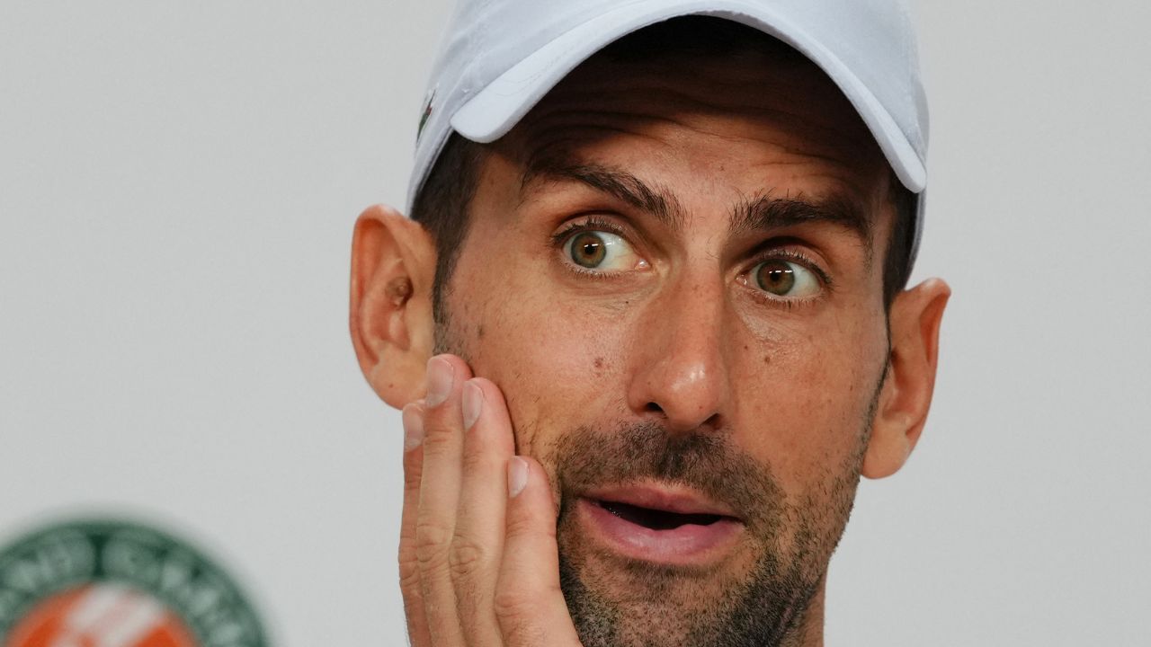 Novak Djokovic se mantiene activo dentro de Roland Garros, tras vencer en tres episodios al español Roberto Carballés con parciales de 6-4, 6-1 y 6-2