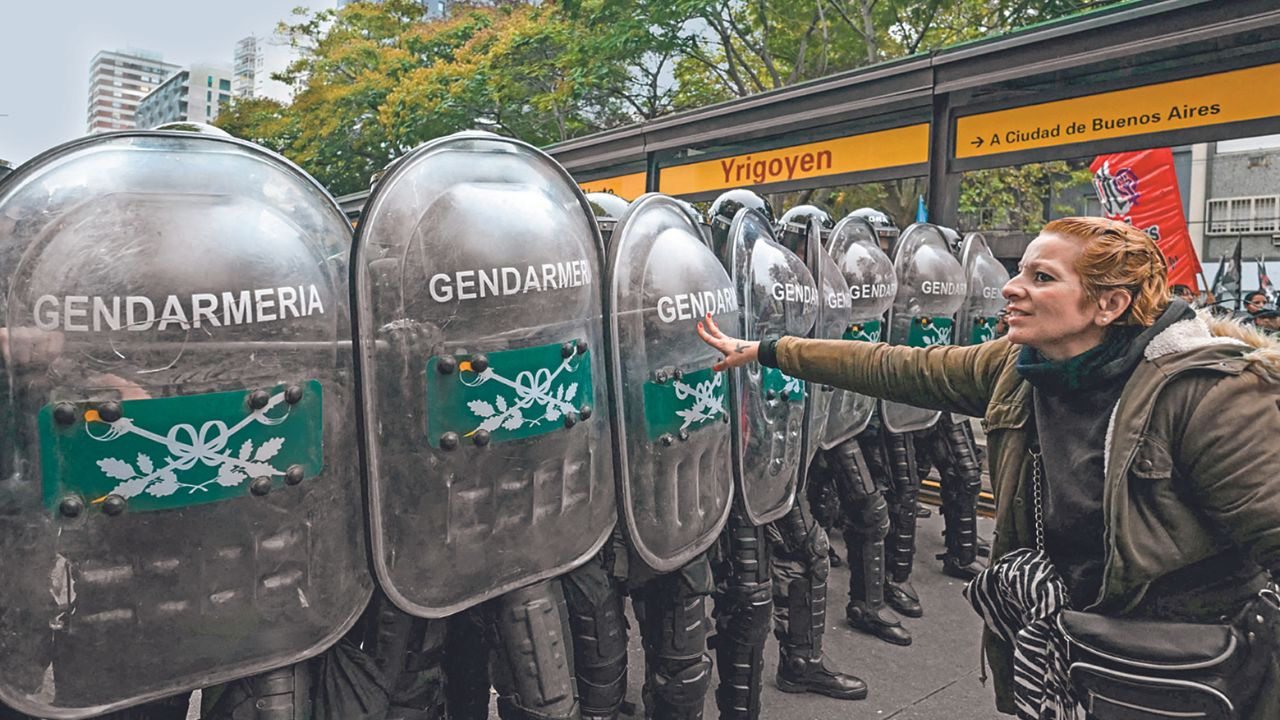 SEGURIDAD. Un fuerte operativo fue montado ayer para bloquear a los manifestantes y despejar el tránsito en Buenos Aires.