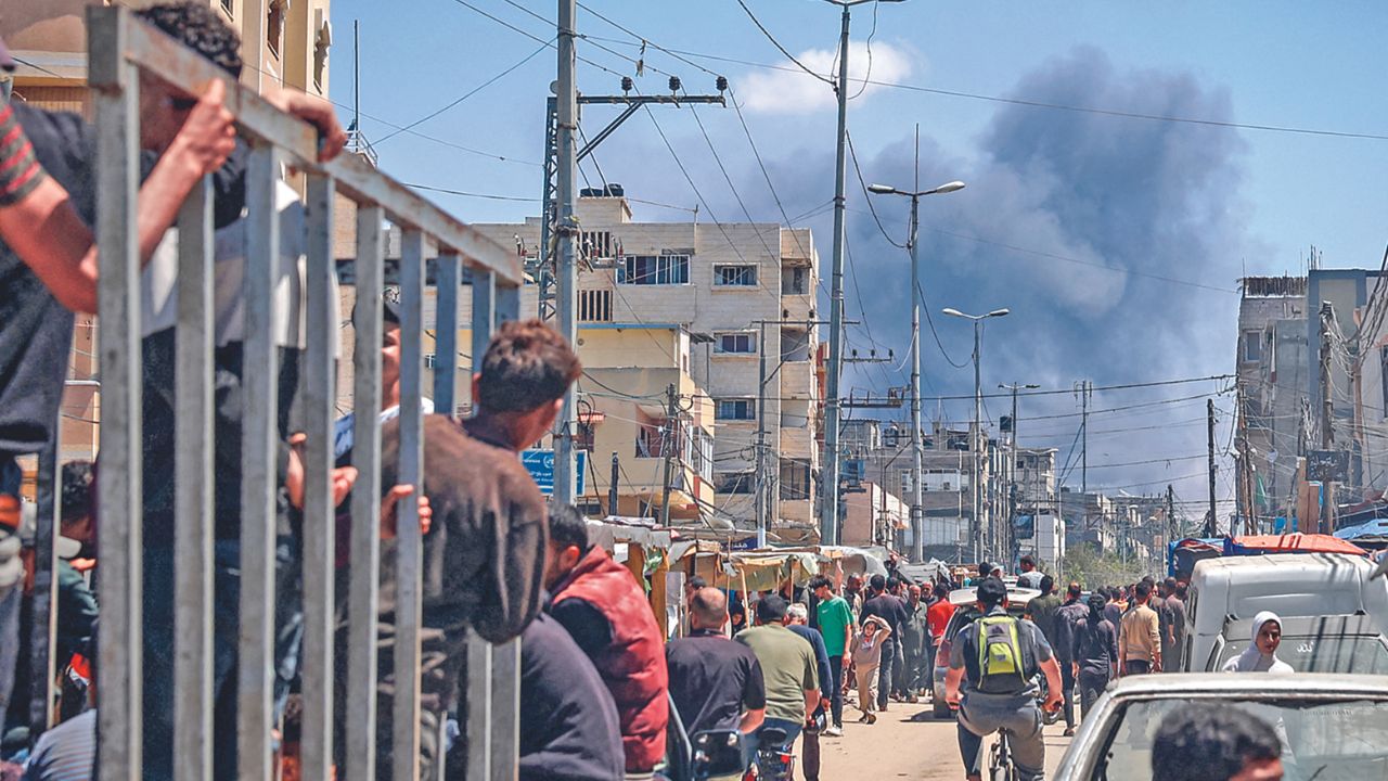 HUÍDA. Los palestinos se desplazaron en Rafah, mientras los ataques se extendían por la ciudad.