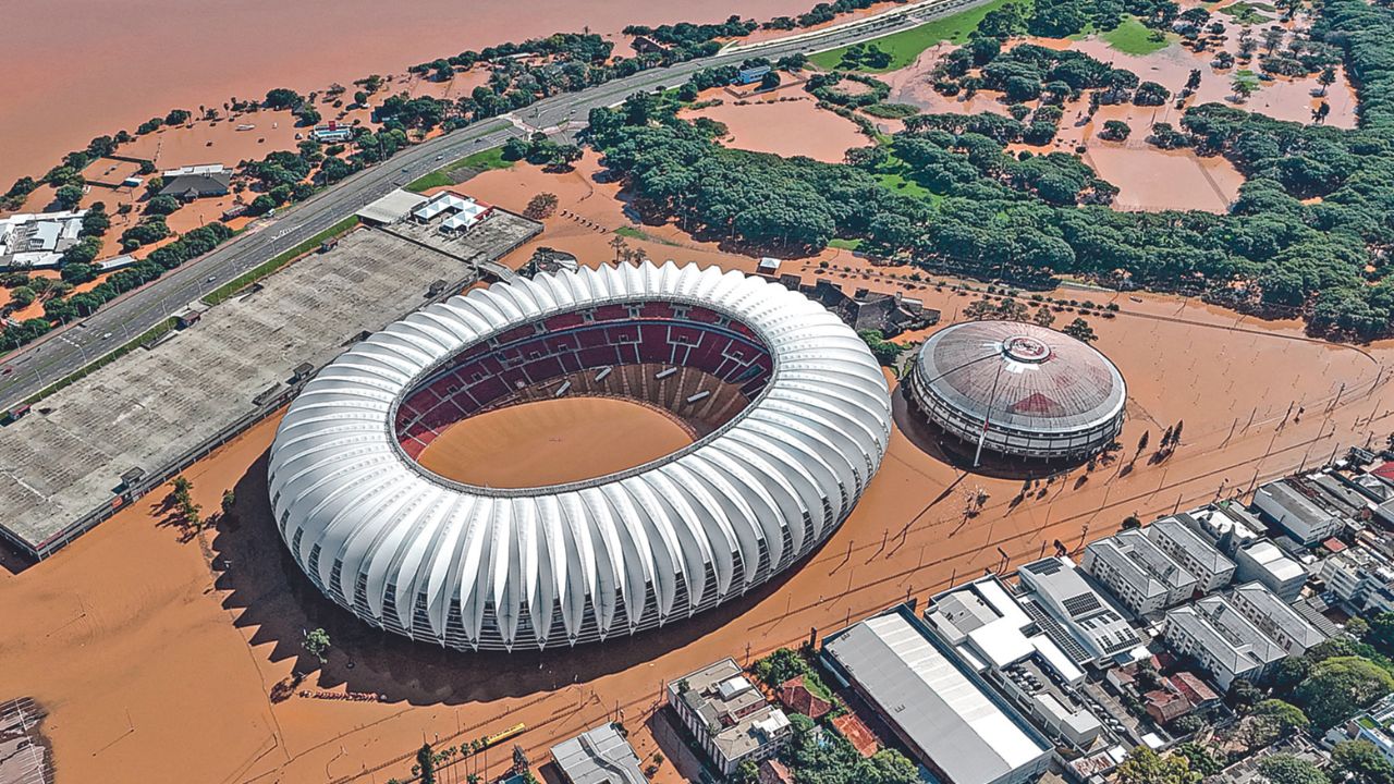 EMERGENCIA. El Estadio Beira-Río del equipo de fútbol Internacional en Porto Alegre, mostraba ayer la magnitud de las inundaciones tras las lluvias sin precedentes que golpearon a Río Grande del Sur. 