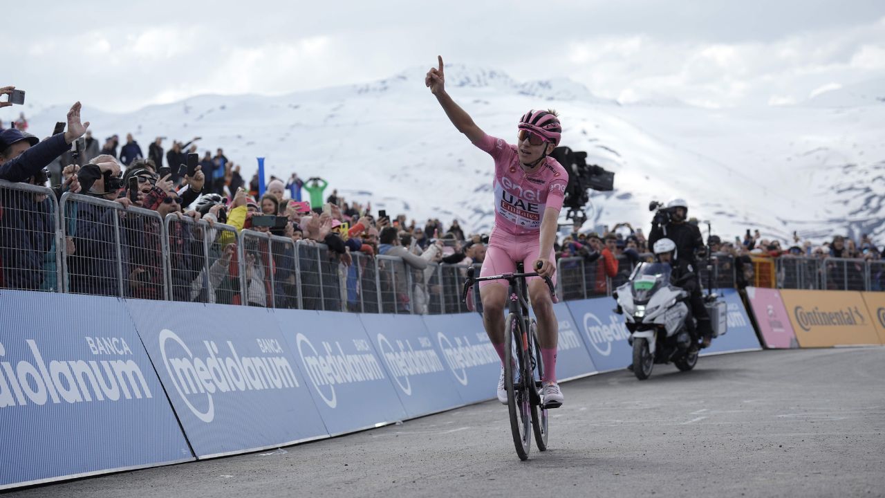 BREVES CICLISMO Pogacar gana la etapa reina del Giro y asegura su futuro Tadej Pogacar, imparable hacia el triunfo final en el Giro de Italia: el ciclista esloveno fue el vencedor en solitario en la etapa reina de esta edición, la decimoquinta, con gran ventaja sobre el resto de favoritos en la llegada en alto de ayer en Livigno. El cilista atacó a 14 kilómetros de la meta y fue alcanzando uno a uno a los que estaban escapados en ese momento para terminar imponiéndose con una ventaja de casi tres minutos sobre los demás. Con esto acumuló cuatro victorias de etapa en este Giro. En la clasificación general parece haber dado un golpe definitivo y todo parece indicar que tendrá una última semana tranquila con su 'maglia rosa. AFP ATLETISMO Shericka Jackson arranca su temporada con triunfo discreto en Marrakech La jamaicana Shericka Jackson, vigente campeona mundial de 200 metros, dio inicio formalmente a su temporada rumbo a los Juegos Olímpicos de París con un triunfo tan lógico como discreto en esa distancia, en la reunión de Marrakech, cuarta cita de la Liga de Diamante de atletismo. Jackson terminó en la carrera de la media vuelta de pista en 22 segundos y 82 centésimas, un crono alejado de sus estándares. "Creo que fue una bonita carrera para ser mi primera de la temporada. Intenté estar concentrada en mi técnica y mi ejecución. Creo que lo hice bien", comentó la velocista caribeña, una de las protagonistas el año pasado en el Mundial de Budapest, donde además del oro de los 200 metros fue plata en 100 y 4x100 metros. AFP FUTBOL Mbappé fue el máximo goleador de la Ligue 1 por sexta vez Kylian Mbappé, que abandona el París Saint-Germain al término de esta temporada, dijo adiós presumiblemente a la Ligue 1 con un sexto título de máximo anotador del campeonato, con un total de 27 goles en este curso. Con ello quedó con ocho más esta temporada que sus más directos perseguidores, el canadiense Jonathan David (Lille) y Alexandre Lacazette (Lyon), que finalizaron con 19 cada uno. Mbappé no estaba convocado para jugar en la última jornada con el PSG en Metz. Tampoco jugó el partido anterior, el miércoles de esta semana en Niza, por molestias físicas. El PSG tiene todavía por delante la final de la Copa de Francia, que disputará el sábado de la próxima semana ante el Lyon en Lille. AFP